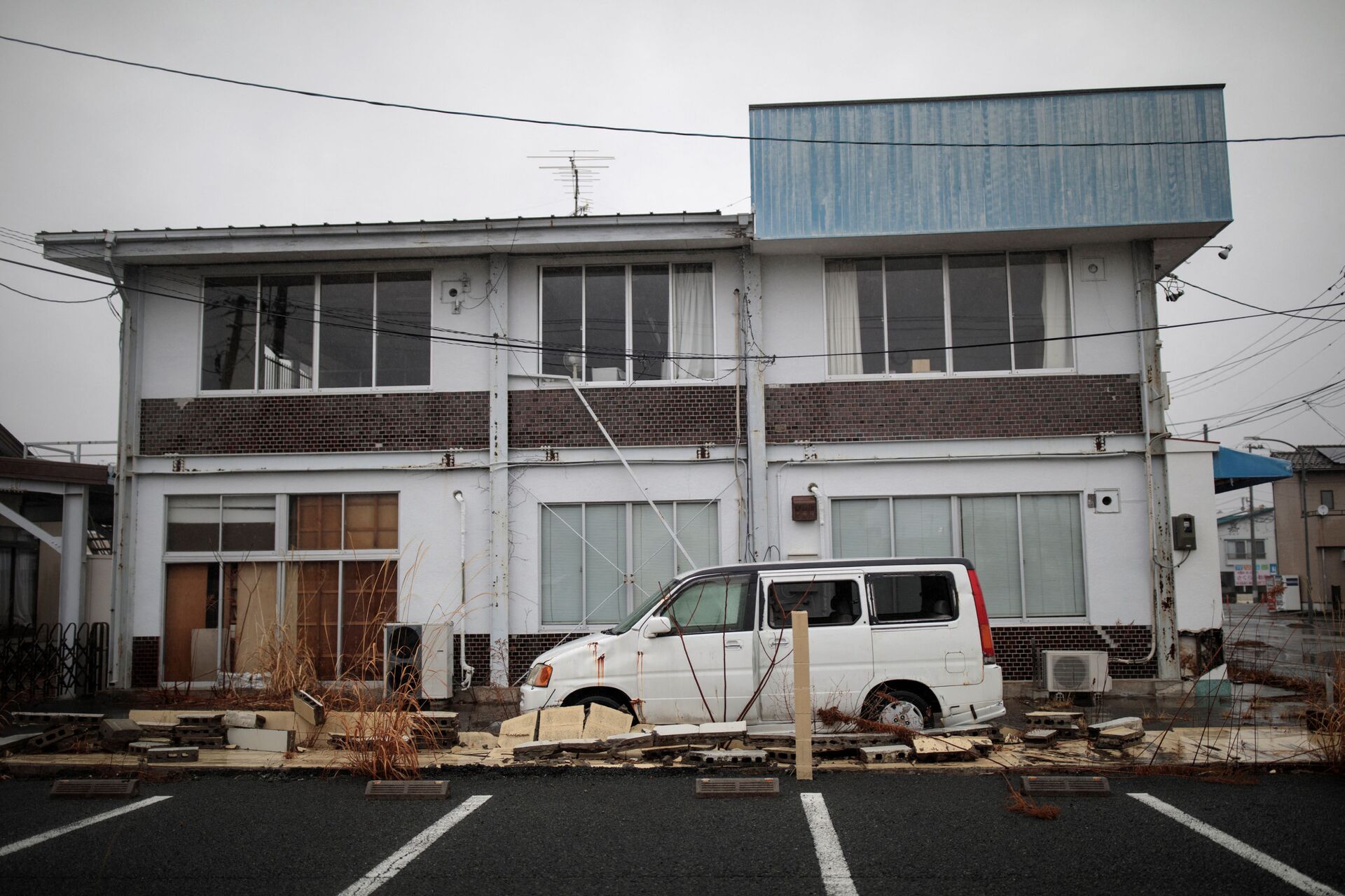 Casa e carro abandonados na cidade de Namie, província japonesa de Fukushima, após o terremoto em 2011, 5 de março de 2018 - Sputnik Brasil, 1920, 30.07.2023