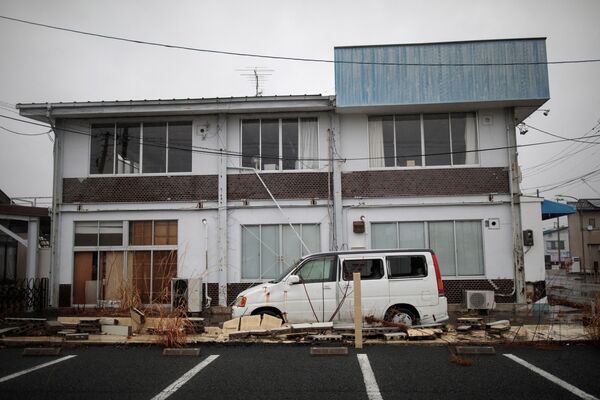 Casa e carro abandonados na cidade de Namie, província japonesa de Fukushima, após o terremoto em 2011, 5 de março de 2018 - Sputnik Brasil
