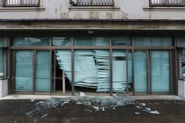 Vidros quebrados de portas de uma loja após terremoto, deixados intocados, na rua principal da cidade de Tomioka, prefeitura de Fukushima, Japão, 19 de agosto de 2011 - Sputnik Brasil