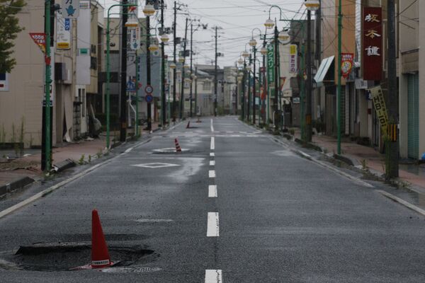 Rua principal da cidade japonesa de Tomioka, prefeitura de Fukushima, atingida pelo terremoto e tragédia nuclear na usina de Fukushima Daiichi, 19 de agosto de 2011 - Sputnik Brasil
