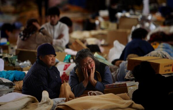Idosas descansam em um centro de evacuação por radiação vazada da usina nuclear danificada de Fukushima Daiichi, Japão, 21 de março de 2011 - Sputnik Brasil