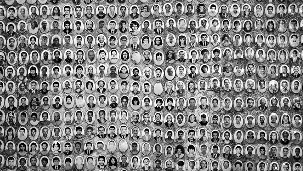 Em São Paulo, painel exibe retratos de mortos sepultados no cemitério São Luiz, o maior da Zona Sul da capital paulista, em 22 de abril de 2020 - Sputnik Brasil