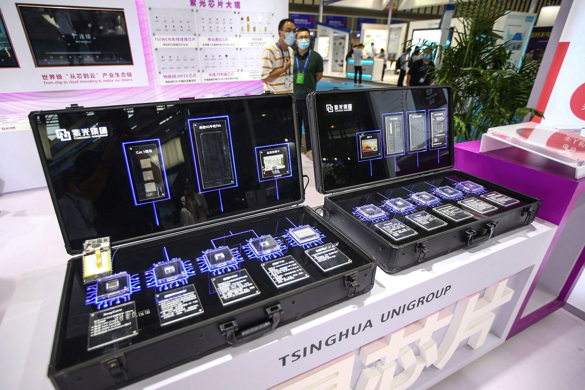 Chips do fabricante chinês de semicondutores Tsinghua Unigroup são vistos durante a Conferência Internacional de Semicondutores de 2020, em Nanjing, China, 26 de agosto de 2020 - Sputnik Brasil, 1920, 12.05.2022