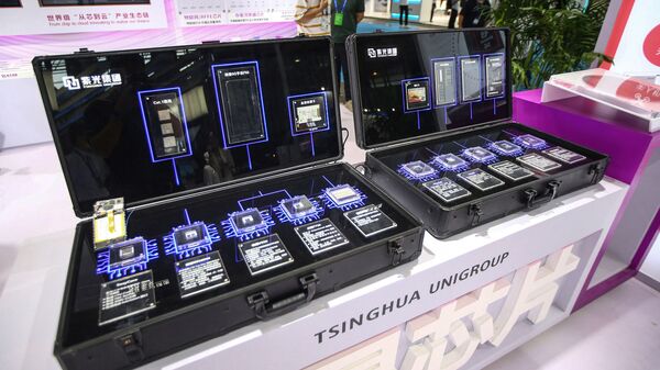 Chips do fabricante chinês de semicondutores Tsinghua Unigroup são vistos durante a Conferência Internacional de Semicondutores de 2020, em Nanjing, China, 26 de agosto de 2020 - Sputnik Brasil