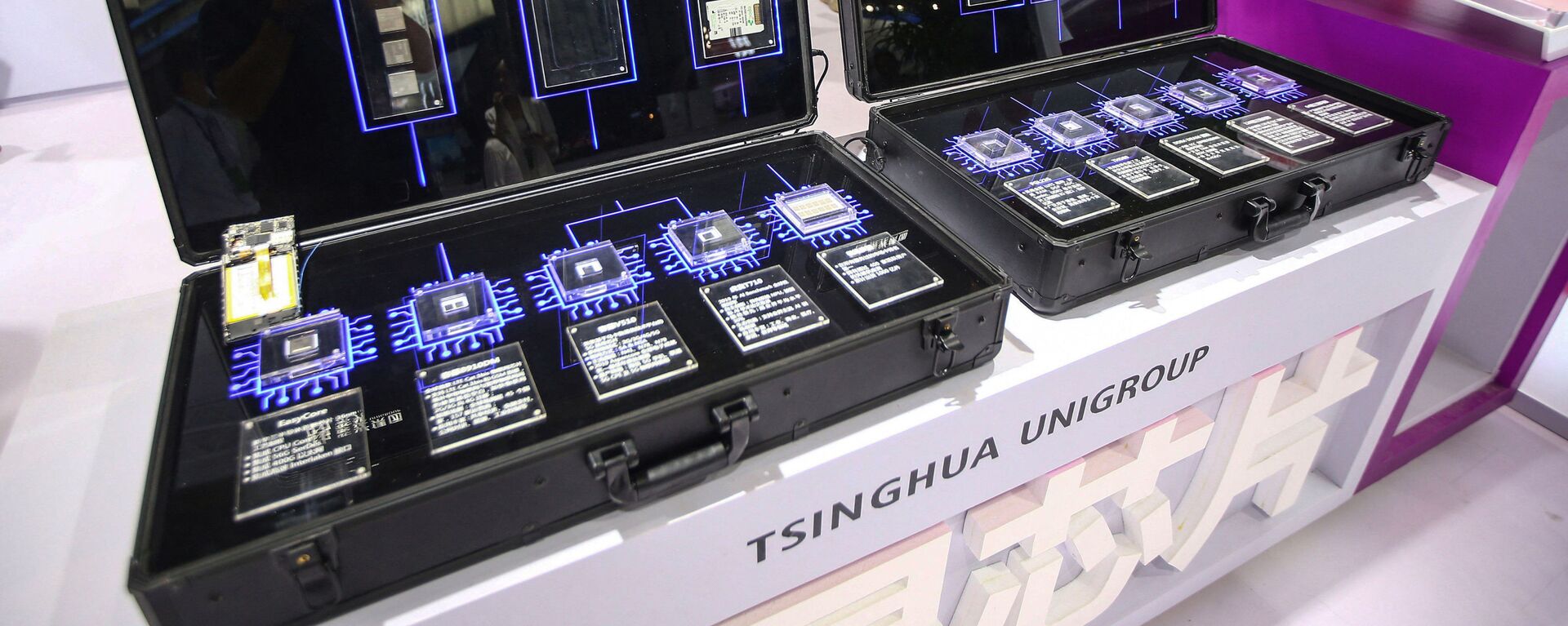 Chips do fabricante chinês de semicondutores Tsinghua Unigroup são vistos durante a Conferência Internacional de Semicondutores de 2020, em Nanjing, China, 26 de agosto de 2020 - Sputnik Brasil, 1920, 13.10.2022