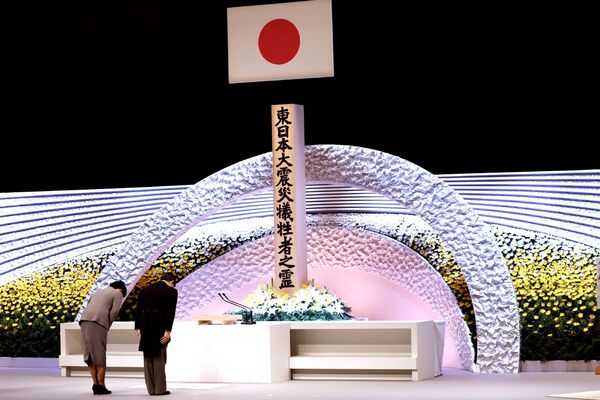 Imperador japonês Naruhito (à direita) e a imperatriz Masako (à esquerda) fazem reverência às vítimas do terremoto e tsunami de Fukushima 10 anos após a tragédia - Sputnik Brasil