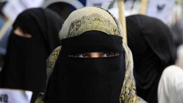 Manifestante veste niqab durante protesto na frente da Embaixada da França em Londres, Reino Unido (foto de arquivo) - Sputnik Brasil