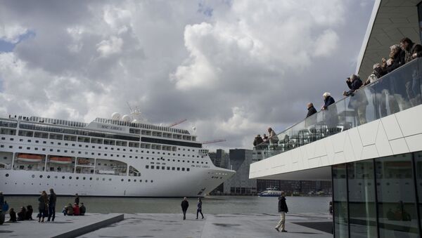 Em Amsterdã, nos Países Baixos, o navio de cruzeiro MSC Lirica passa pelo rio IJ, em 21 de abril de 2012 - Sputnik Brasil