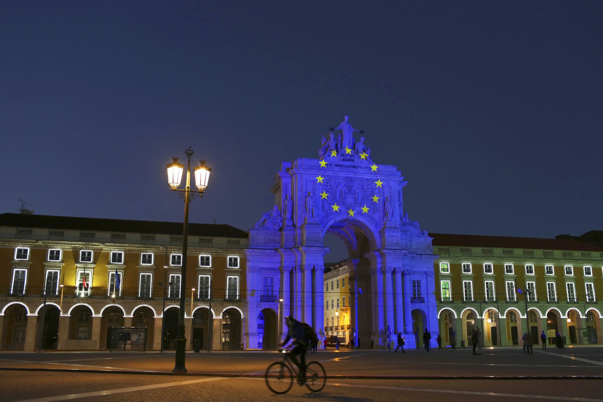 Arco na Praça do Comércio, em Lisboa, iluminado com as cores da bandeira da União Europeia (UE), durante a presidência rotativa de Portugal do Conselho da UE - Sputnik Brasil, 1920, 07.02.2023