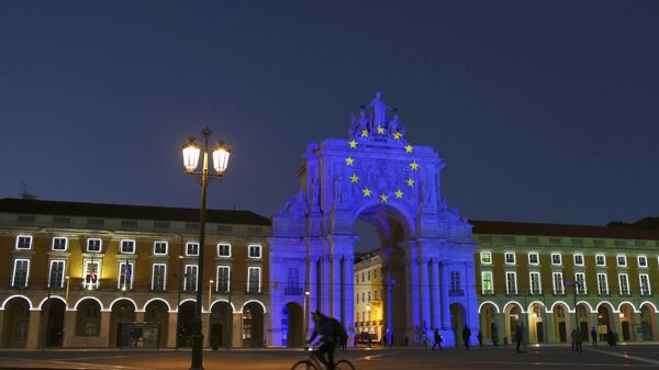 Arco na Praça do Comércio, em Lisboa, iluminado com as cores da bandeira da União Europeia (UE), durante a presidência rotativa de Portugal do Conselho da UE - Sputnik Brasil