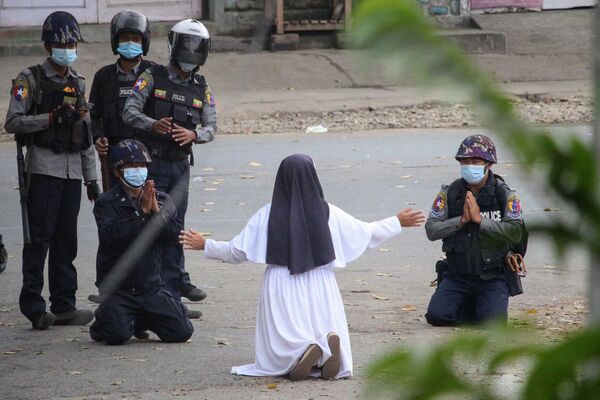 Freira ajoelhada pede à polícia para não machucar os manifestantes contra o golpe militar em Mianmar
 - Sputnik Brasil