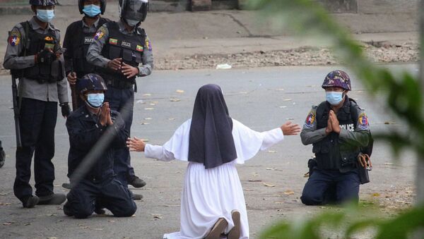 Freira ajoelhada pede à polícia para não machucar os manifestantes contra o golpe militar em Mianmar - Sputnik Brasil