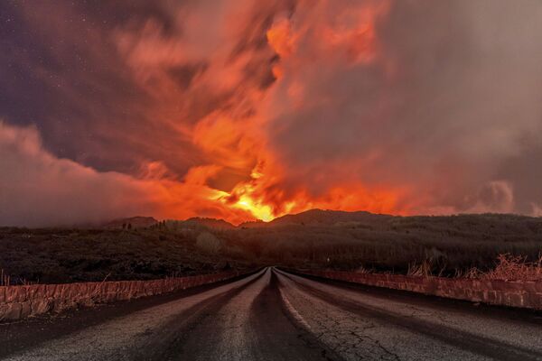 Lava sendo expelida do vulcão Etna, Itália
 - Sputnik Brasil