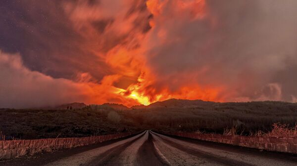 Imagem ilustrativa do vulcão Etna, na Itália, em erupção (foto de arquivo) - Sputnik Brasil