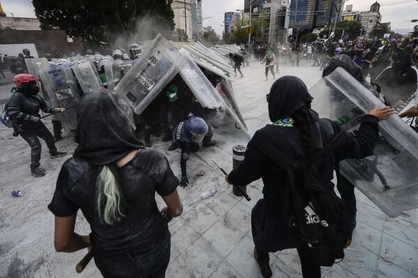 Manifestantes em confronto com a polícia durante manifestação no Dia Internacional da Mulher, na Cidade do México
 - Sputnik Brasil