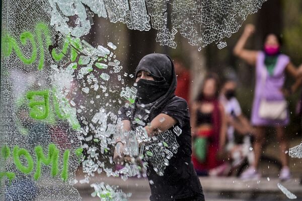 Mulher quebrando vidro durante manifestação no Dia Internacional da Mulher, na Cidade do México
 - Sputnik Brasil