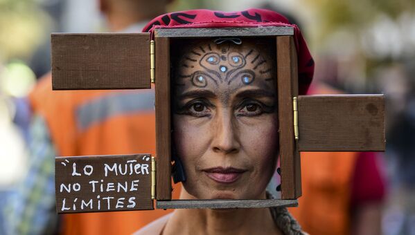 Participante de uma marcha no Dia Internacional da Mulher em Santiago, Chile
 - Sputnik Brasil