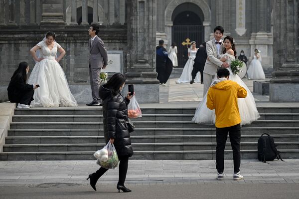 Recém-casados perto de uma igreja em Pequim, China
 - Sputnik Brasil