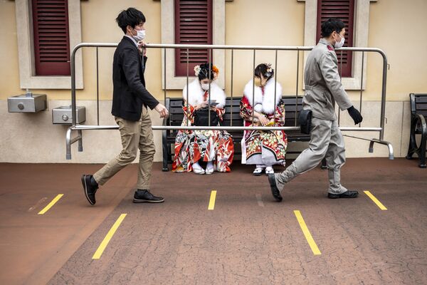 Jovens japonesas sentadas na rua em quimono
 - Sputnik Brasil