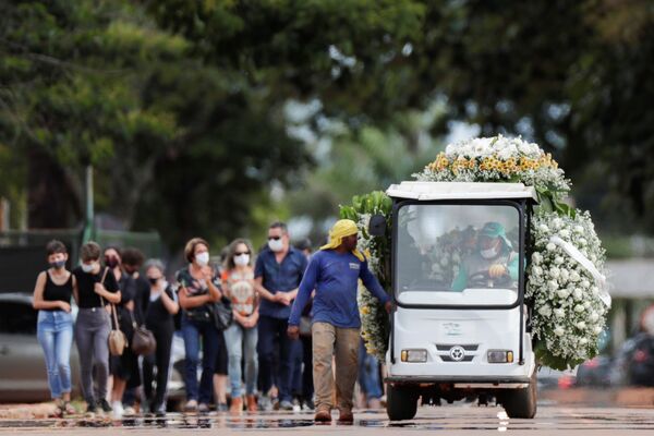 Funcionário transportando flores e caixão de pessoa falecida pelo coronavírus no Cemitério Campo da Esperança, 11 de março de 2021, Brasília - Sputnik Brasil