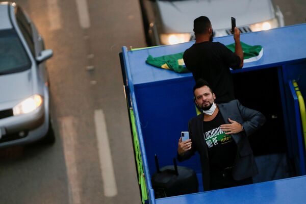 Homem vestindo camisa com dizeres Lockdown no DF não durante carreata contra medidas anti-COVID-19, Brasília, 13 de março de 2021 - Sputnik Brasil