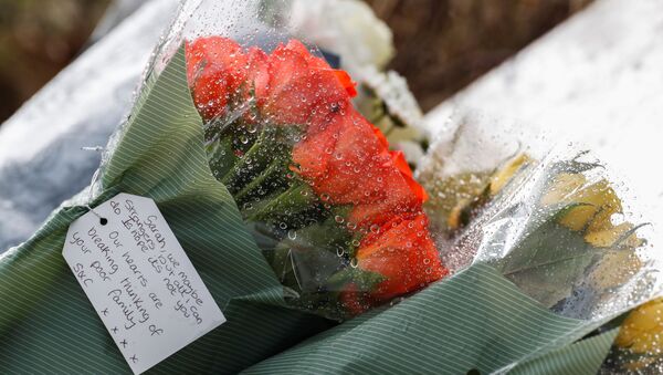 Flores colocadas em homenagem a  Sarah Everard em um campo de golfe de Ashford, cidade onde o corpo da vítima foi encontrado - Sputnik Brasil