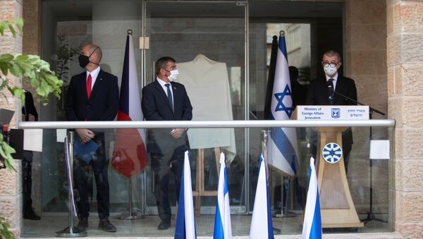 Andrej Babis, primeiro-ministro da República Tcheca, Gabi Ashkenazi, ministro das Relações Exteriores de Israel, e Amir Ohana, ministro da Segurança Pública de Israel, participam da cerimônia de inauguração da representação diplomática tcheca em Jerusalém, 11 de março de 2021 - Sputnik Brasil