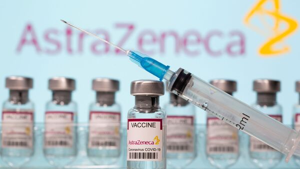 Frascos da vacina AstraZeneca e seringa em frente do logotipo da AstraZeneca em 10 de março de 2021 - Sputnik Brasil
