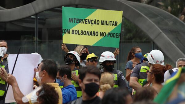Grupo de manifestantes em frente à FIESP, em São Paulo, pede intervenção militar e o fim das medidas de isolamento contra o coronavírus  - Sputnik Brasil