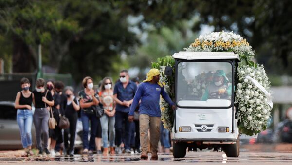 Carro com flores em enterro, no cemitério Campo da Esperança, em Brasília, de pessoa morta pela COVID-19 - Sputnik Brasil