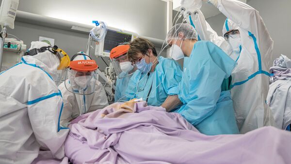 Médicas e enfermeiras tratam paciente com COVID-19 em unidade de terapia intensiva do Centro Clínico de Voivodina em Novi Sad, Sérvia, durante o Dia Internacional da Mulher, 8 de março de 2021 - Sputnik Brasil