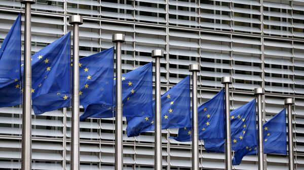 Bandeiras da União Europeia tremulam fora da sede da Comissão Europeia em Bruxelas, Bélgica, 28 de outubro de 2015 - Sputnik Brasil