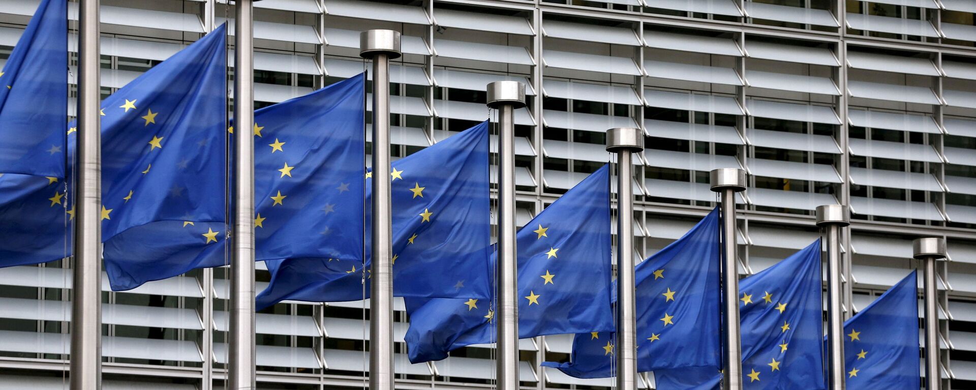 Bandeiras da União Europeia tremulam fora da sede da Comissão Europeia em Bruxelas, Bélgica, 28 de outubro de 2015 - Sputnik Brasil, 1920, 25.02.2022