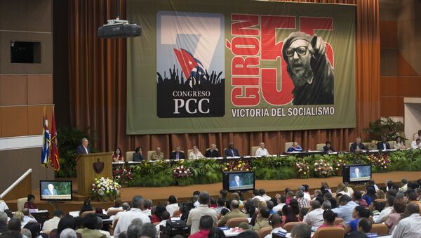 De jaqueta azul, Fidel Castro participou do 7º Congresso do Partido Comunista Cubano, em 2016 - Sputnik Brasil