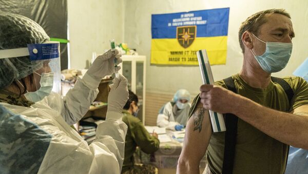 Em Krasnohorivka, na Ucrânia, um soldado ucraniano é vacinado contra a COVID-19, em 5 de março de 2021 - Sputnik Brasil