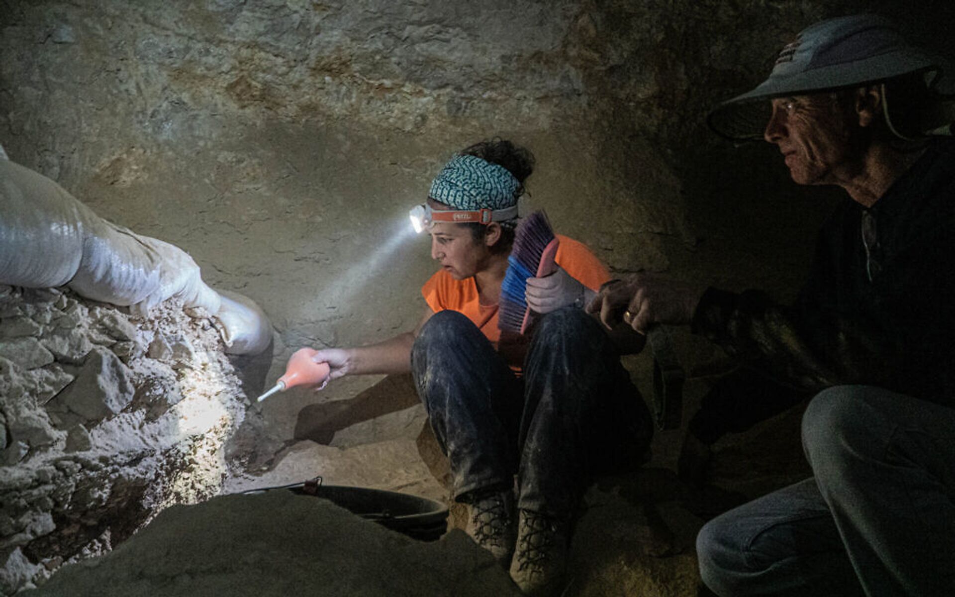 Fragmentos bíblicos e outros tesouros milenares são descobertos em caverna em Israel (VÍDEO, FOTOS) - Sputnik Brasil, 1920, 16.03.2021