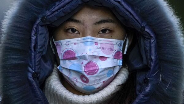 Mulher usa máscara protetora durante o inverno da capital chinesa, Pequim, 16 de dezembro de 2020  - Sputnik Brasil
