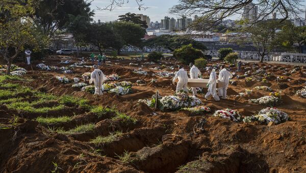 Sepultadores carregam caixão com vítima da COVID-19 no cemitério da Vila Formosa, na zona leste de São Paulo, em 16 de março de 2021 - Sputnik Brasil