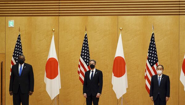 O primeiro-ministro japonês Yoshihide Suga (à direita), o secretário de Estado dos EUA, Antony Blinken (ao centro) e o secretário de Defesa, Lloyd Austin (à esquerda) posam para uma sessão de fotos durante visita a Toquio, 16 de março de 2021 - Sputnik Brasil