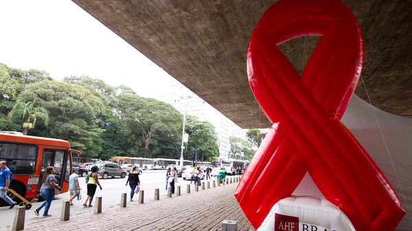 O laço vermelho, símbolo da luta contra a AIDS, em São Paulo - Sputnik Brasil