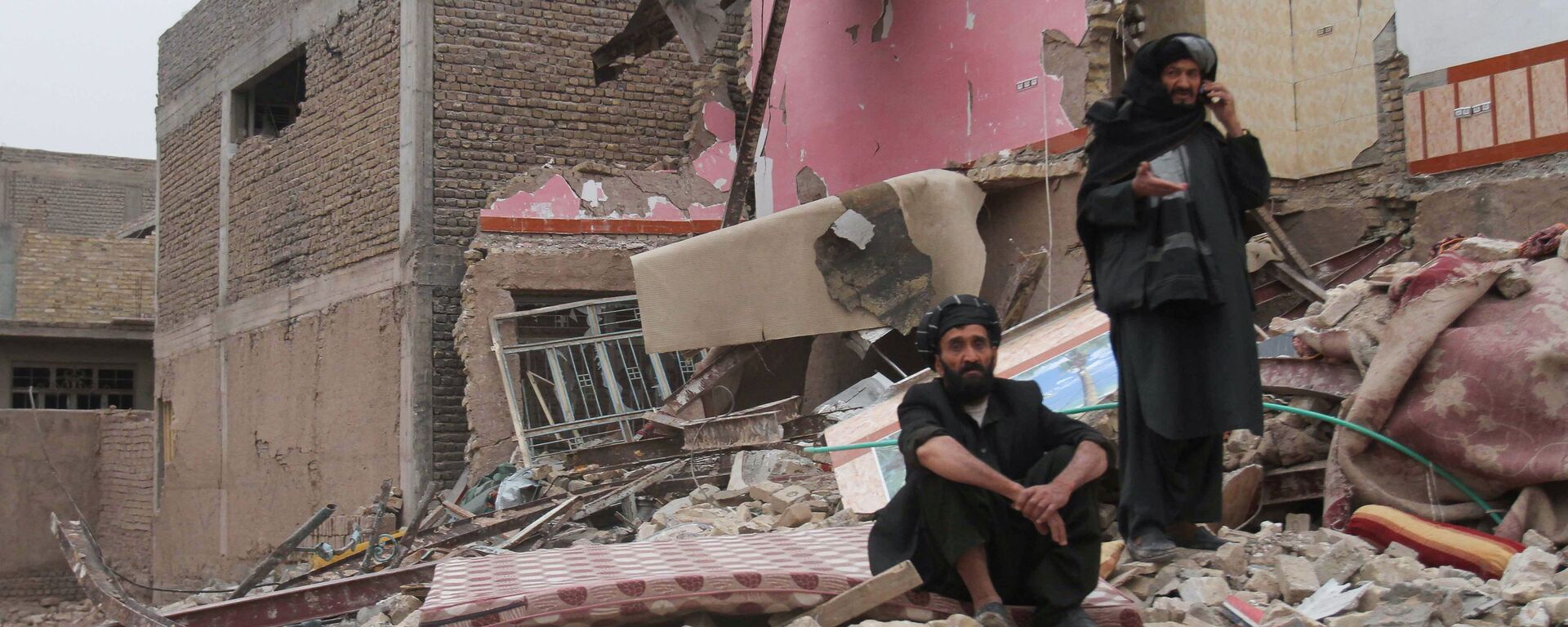 Moradores observam local após explosão de um carro-bomba na província de Herat, no Afeganistão - Sputnik Brasil, 1920, 17.01.2022