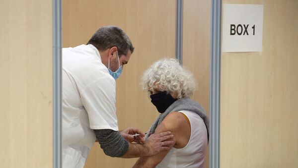 Mulher recebe vacina Pfizer na França, 18 de fevereiro de 2021 - Sputnik Brasil