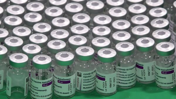 Frascos vazios da vacina COVID-19 da Oxford / AstraZeneca foram vistos em um centro de vacinação em Antuérpia, Bélgica, em 18 de março de 2021 - Sputnik Brasil