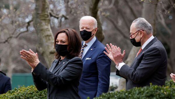 O presidente dos EUA, Joe Biden, é aplaudido pela vice-presidente Kamala Harris e pelo líder da maioria no Senado, Chuck Schumer (D-NY), em Washington, EUA, 12 de março de 2021 - Sputnik Brasil