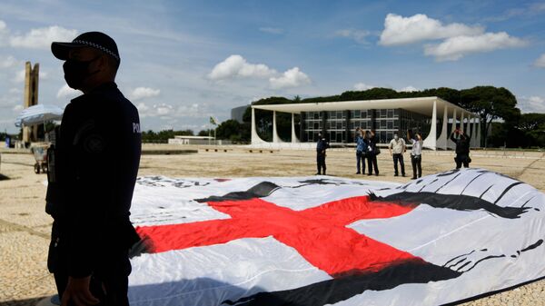 Grupo é detido pela polícia na praça do Três Poderes, em Brasília, ao estender faixa contendo símbolo da suástica e mensagem contra o presidente Bolsonaro - Sputnik Brasil