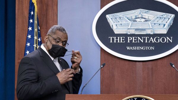 Secretário de Defesa dos EUA, Lloyd Austin, remove sua máscara ao chegar para falar durante uma coletiva de imprensa no Pentágono, em Washington - Sputnik Brasil