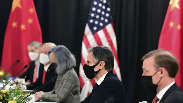 Secretário de Estado, Antony Blinken (segundo a partir da direita), acompanhado pelo conselheiro de segurança nacional, Jake Sullivan, (à direita), ouvindo a sessão de abertura dos diálogos EUA-China em Anchorage, Alasca, 18 de março de 2021 - Sputnik Brasil