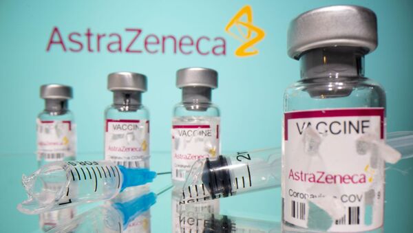 Frascos etiquetados da vacina AstraZeneca contra a COVID-19 e uma seringa quebrada são vistos na frente do logotipo da AstraZeneca nesta ilustração tirada em 15 de março de 2021. - Sputnik Brasil
