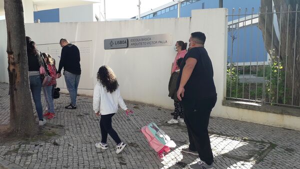 Pais levam os filhos à escola na volta às aulas presenciais para crianças em Portugal, na primeira fase do plano de desconfinamento - Sputnik Brasil