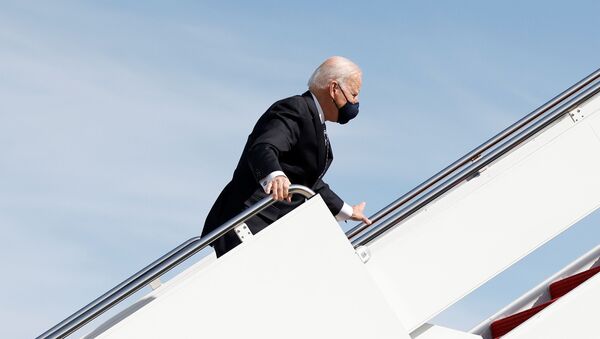 Joe Biden, presidente dos EUA, embarca no avião Air Force One na base aérea de Andrews, em Maryland, nesta sexta-feira, 19 de março de 2021 - Sputnik Brasil